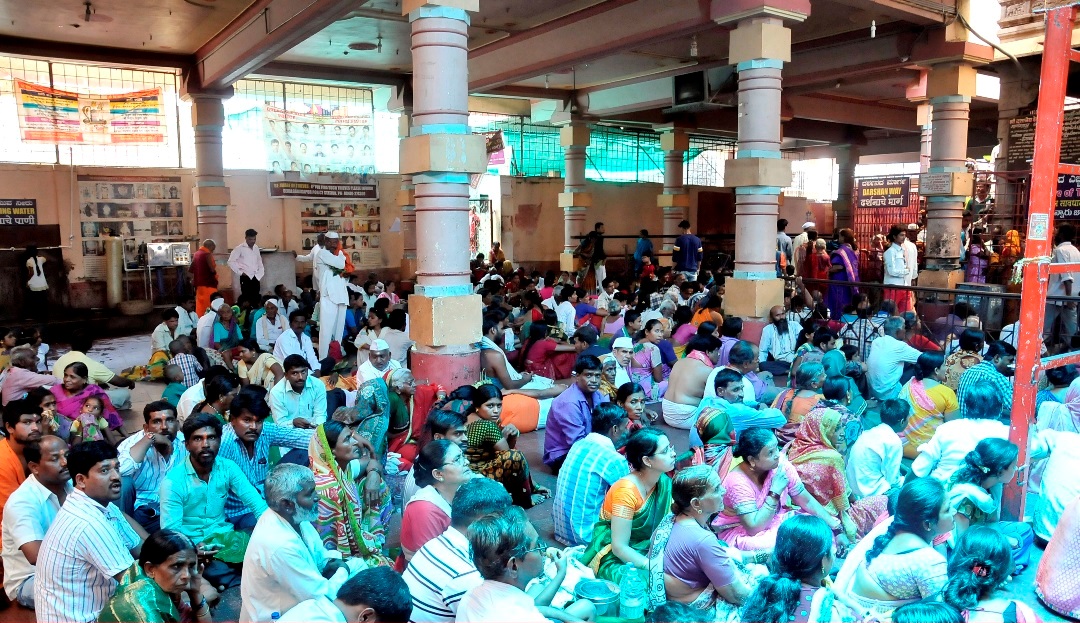Crowd waiting for Arati